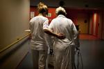 Effektivt. Det danske sundhedsvæsen klarer sig faktisk rigtig godt. Alligevel ønsker Konservative sammen med Dansk Folkeparti og Liberal Alliance at nedlægge regionerne og lade professionelle bestyrelser overtage håndteringen af sygehusene. 