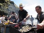 Havkøkken. Benoît Sinthon (i baggrunden) og Ljubomir Stanisic ( i midten) kokkerer de friskfangede havvarer over åben ild i det interimistiske køkken midt på en af de få sandstrande på Madeira. 