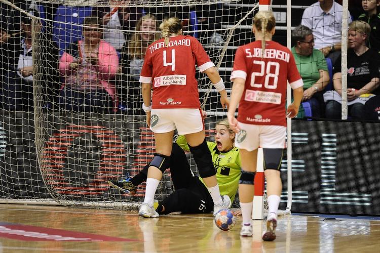 uheld. Søs Søby umiddelbart efter sin redning i Esbjerg, hvor hun heroisk reddede et brasiliansk forsøg, men samtidig pådrog sig en hjernerystelse. 