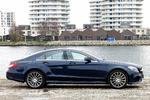 Markant. Mercedes CLS har en lav profil. Målgruppen til bilen kan sikkert findes i lejlighederne i baggrunden. 
