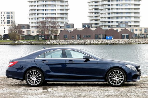 Markant. Mercedes CLS har en lav profil. Målgruppen til bilen kan sikkert findes i lejlighederne i baggrunden. 