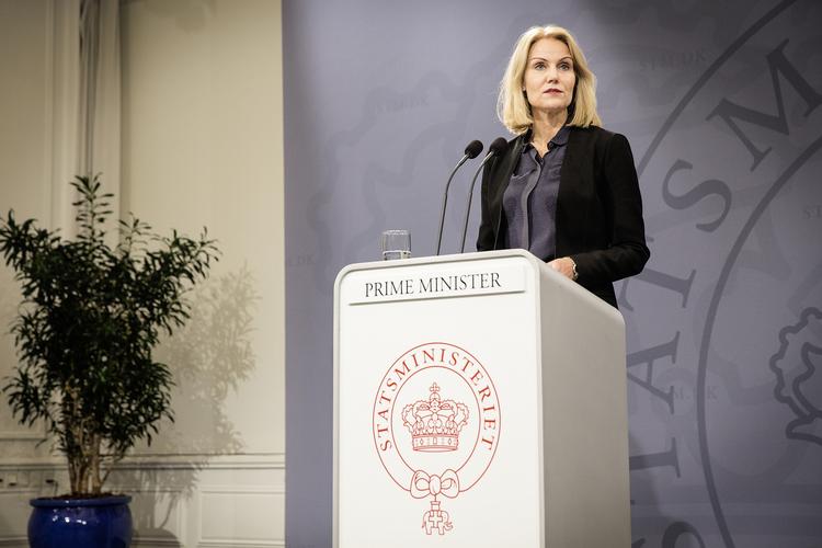 Pressemøde. Da statsminister, Helle Thorning-Schmidt (S), afholdt et pressemøde for udenlandske medier er hun angiveligt kommet med et citat, som PET kalder »ikke retvisende«. 