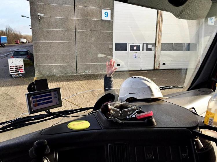 Hul i hovedet. Det ser uskyldigt ud med en hjelm i forruden. Men den dækker for cyklisten. 