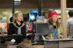 Forrådt. Jane Fonda i rollen som Grace og Lily Tomlin som Frankie tackler situationen noget forskelligt, da deres ægtefæller, spille taf Sam Waterston og Martin Sheen, springer ud og flytter sammen. 