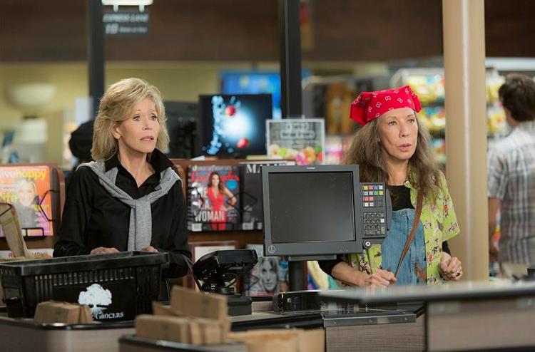 Forrådt. Jane Fonda i rollen som Grace og Lily Tomlin som Frankie tackler situationen noget forskelligt, da deres ægtefæller, spille taf Sam Waterston og Martin Sheen, springer ud og flytter sammen. 