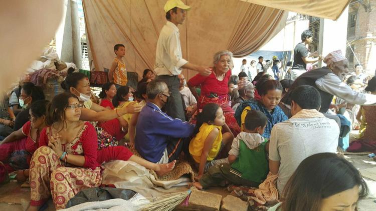 Læ. Under tre uger efter et voldsomt jordskælv ramte Nepal, måtte beboere i hovedstaden Kathmandu endnu en gang søge ud af bygninger, da endnu et jordskælv i dag rystede landet. 