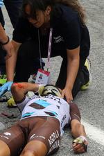 Medtaget. Den 32-årige italiener vil gøre comeback allerede om en måned. I går styrtede han på en nedkørsel i Giro d'Italia. 