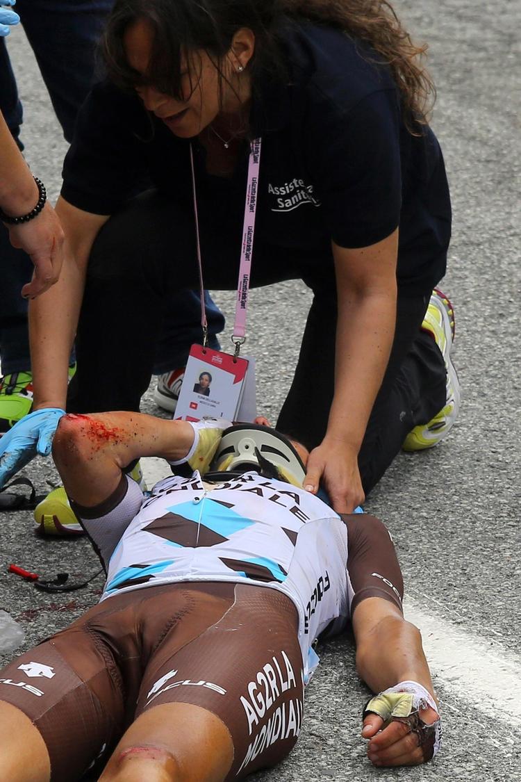 Medtaget. Den 32-årige italiener vil gøre comeback allerede om en måned. I går styrtede han på en nedkørsel i Giro d'Italia. 