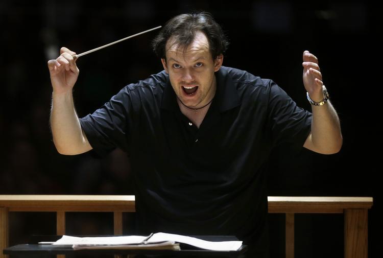 Dementeret. En falsk nyhed - muligvis spredt af en hacker - udråbte letten Andris Nelsons til ny chefdirigent. Berlinerfilharmonikerne måtte dog hurtigt trække i land og afvise. 