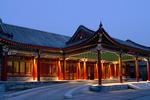 Paladshotel. Kommer du til Beijing i Kina, bør du prøve hotellet Aman, hvis altså din bankrådgiver siger ja. Hotellet ligger kun et stenkast fra byens nye sommerpalads. Alt er bygget i den klassiske stil fra Ming-dynastiet, men opgraderet med al moderne luksus. 