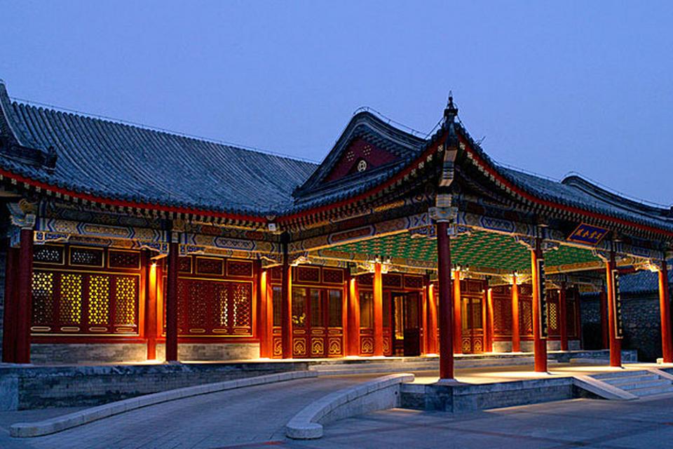 Paladshotel. Kommer du til Beijing i Kina, bør du prøve hotellet Aman, hvis altså din bankrådgiver siger ja. Hotellet ligger kun et stenkast fra byens nye sommerpalads. Alt er bygget i den klassiske stil fra Ming-dynastiet, men opgraderet med al moderne luksus. 