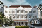 Cocktailhotel. Singapore-hotellet Raffles er et af hotelbranchens mest anerkendte og ikoniske. Utallige berømte forfattere har overnattet på stedet, ligesom cocktailen Singapore Sling er opfundet på Raffles. Hotellet blev bygget i 1887 af de armenske brødre Martin og Tigran Sarkies og rammer klassisk asiatisk kolonistil fuldstændig. 