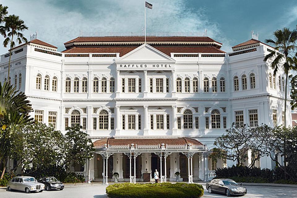 Cocktailhotel. Singapore-hotellet Raffles er et af hotelbranchens mest anerkendte og ikoniske. Utallige berømte forfattere har overnattet på stedet, ligesom cocktailen Singapore Sling er opfundet på Raffles. Hotellet blev bygget i 1887 af de armenske brødre Martin og Tigran Sarkies og rammer klassisk asiatisk kolonistil fuldstændig. 