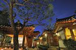 Traditionshotel. Har du lyst til at blive tranporteret tilbage til det koreanske Joseon-dynasty (1392-1897), er hotellet Rak Ko Jae, der er medlem af Secret Retreats-kæden, stedet at gøre det. De 130 år gamle huse er bygget fuldstændigt i træ og ligger i Bukchon Hank-landsbyen. 