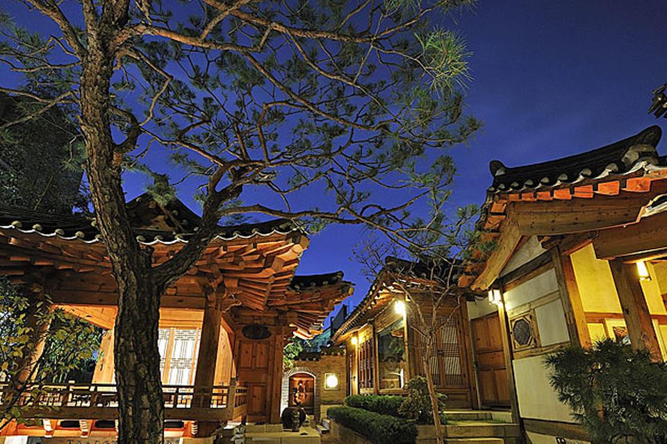 Traditionshotel. Har du lyst til at blive tranporteret tilbage til det koreanske Joseon-dynasty (1392-1897), er hotellet Rak Ko Jae, der er medlem af Secret Retreats-kæden, stedet at gøre det. De 130 år gamle huse er bygget fuldstændigt i træ og ligger i Bukchon Hank-landsbyen. 