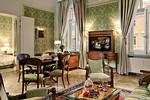 Paladshotel. Belmond Grand Hotel Europe bliver ofte kaldt Skt. Petersborgs mest luksuriøse hotel med alt, hvad der hører sig til af kejsersuite og kaviarbar. Stedet åbnede i 1875 og blandt dem, der har sovet i sengene, er komponisten Peter Tjajkovskij og den engelske dronning Elizabeth 2. Mellem 1989 og 1991 blev hotellet gennemrenoveret og bragt tilbage til sin oprindelige paladsstil med art nouveau og neo barok som de gennemgående temaer. 