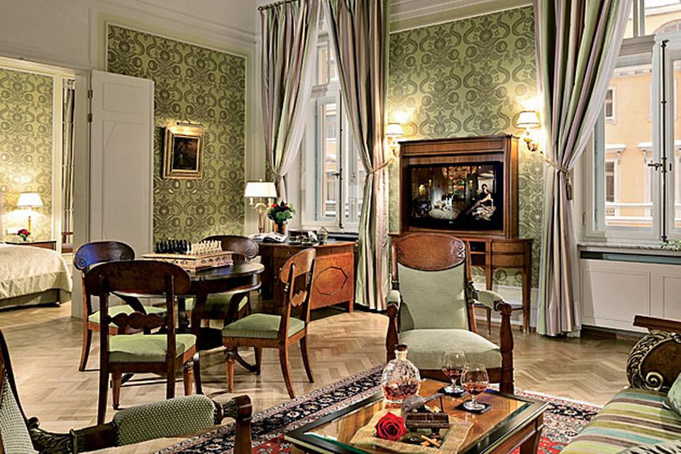 Paladshotel. Belmond Grand Hotel Europe bliver ofte kaldt Skt. Petersborgs mest luksuriøse hotel med alt, hvad der hører sig til af kejsersuite og kaviarbar. Stedet åbnede i 1875 og blandt dem, der har sovet i sengene, er komponisten Peter Tjajkovskij og den engelske dronning Elizabeth 2. Mellem 1989 og 1991 blev hotellet gennemrenoveret og bragt tilbage til sin oprindelige paladsstil med art nouveau og neo barok som de gennemgående temaer. 