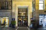Glamourhotel. Fra 1920 til 1950 var Berlin-hotellet, Hotel Zoo, stedet at indlogere sig, hvis man var en af de kendte. Marlene Dietrich har boet på hotellet, der i 2014 blev bragt tilbage til sin klassiske Hollywood-stil. Forvent lysekroner og velour og glamour. 