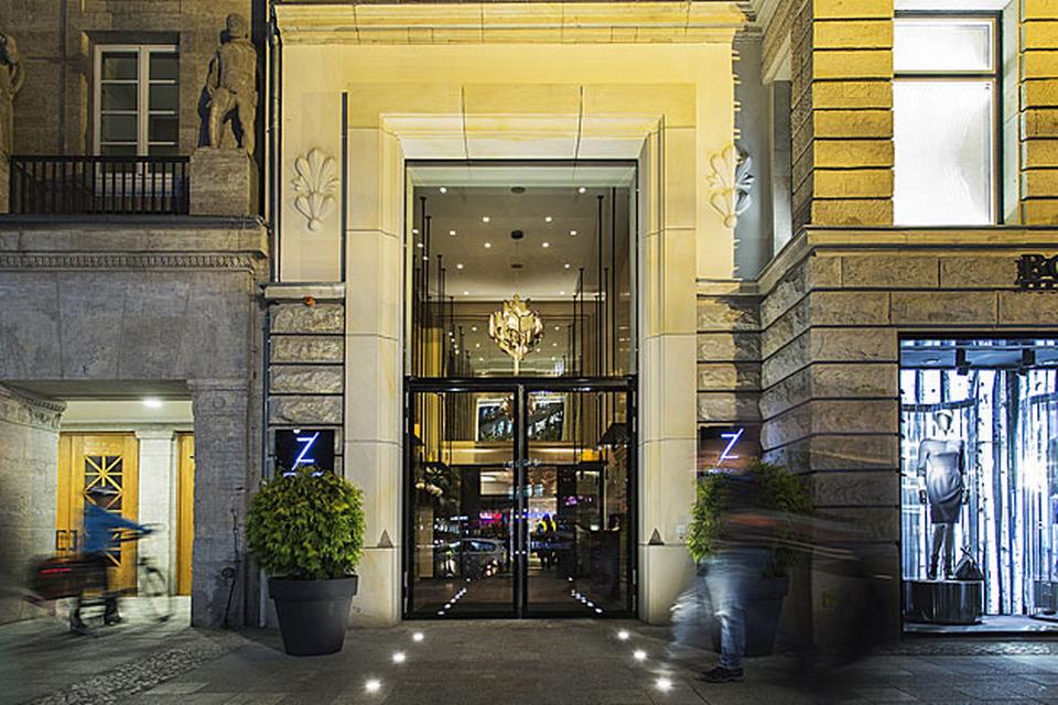 Glamourhotel. Fra 1920 til 1950 var Berlin-hotellet, Hotel Zoo, stedet at indlogere sig, hvis man var en af de kendte. Marlene Dietrich har boet på hotellet, der i 2014 blev bragt tilbage til sin klassiske Hollywood-stil. Forvent lysekroner og velour og glamour. 