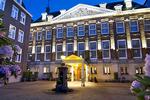 Arkitekturhotel. The Grand Hotel i Amsterdam har i dag fem glimtende stjerner og er et af de fineste eksempler på arkitekturen fra Amsterdamskolen, der i perioden fra omkring 1910-30 især satte sit præg på det offentlige boligbyggeri i Amsterdam. Hotellet har foruden sin fantastiske arkitektur også michelinstjerne-restauranten Bridges. 