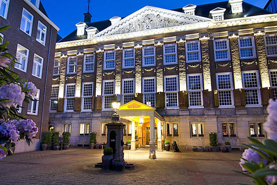 Arkitekturhotel. The Grand Hotel i Amsterdam har i dag fem glimtende stjerner og er et af de fineste eksempler på arkitekturen fra Amsterdamskolen, der i perioden fra omkring 1910-30 især satte sit præg på det offentlige boligbyggeri i Amsterdam. Hotellet har foruden sin fantastiske arkitektur også michelinstjerne-restauranten Bridges. 