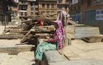Rystet. En kvinde i landsbyen Bhaktapur, Nepal. Landet blev i dag ramt af endnu et voldsomt jordskælv. 