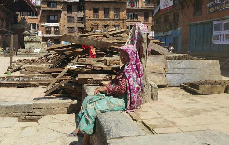 Rystet. En kvinde i landsbyen Bhaktapur, Nepal. Landet blev i dag ramt af endnu et voldsomt jordskælv. 