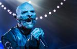 Maskebal. Slipknots masker skifter for hver ny plade. Ifølge Corey Taylor er de blevet en måde at udtrykke sig på. På Slipknots seneste album handler hans maske om tabet af Paul Gray: »Visuelt vil jeg gerne vise, at bedst som man tror, man har taget masken af, er der en til nedenunder, for man gemmer på noget dybere«, siger han. Her er sangeren på scenen under Slipknots koncert i Forum i februar. 
