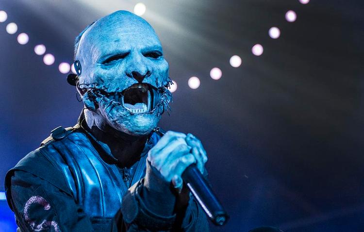 Maskebal. Slipknots masker skifter for hver ny plade. Ifølge Corey Taylor er de blevet en måde at udtrykke sig på. På Slipknots seneste album handler hans maske om tabet af Paul Gray: »Visuelt vil jeg gerne vise, at bedst som man tror, man har taget masken af, er der en til nedenunder, for man gemmer på noget dybere«, siger han. Her er sangeren på scenen under Slipknots koncert i Forum i februar. 