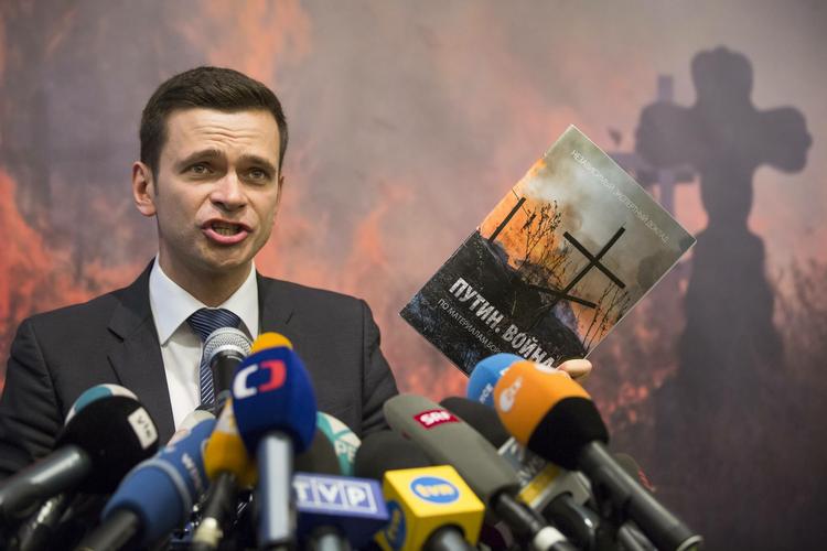 INDBLANDING. Ilja Jasjin præsenterer under et pressemøde i Moskva rapporten om den aktive russiske militærindsats i Ukraine. 