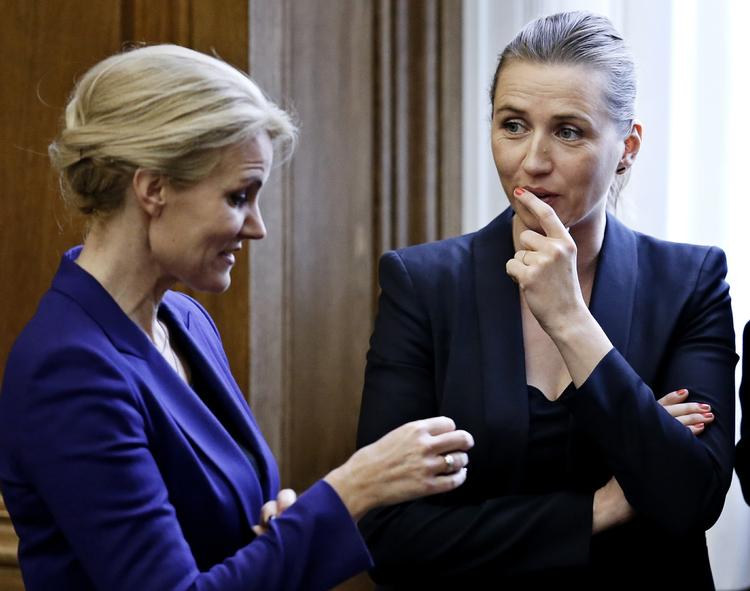 Spørgetime. Justitsminister, Mette Frederiksen (S), ses her med partifællen, statsminister Helle Thorning-Schmidt ved dagens spørgetime på Christiansborg. 