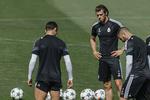 sammenhold. Gareth Bale (nummer to fra højre) har problemer med sit spanske trods to år i Real Madrid. Men det isolerer ham ikke i truppen, siger træner Carlo Ancelotti. 
