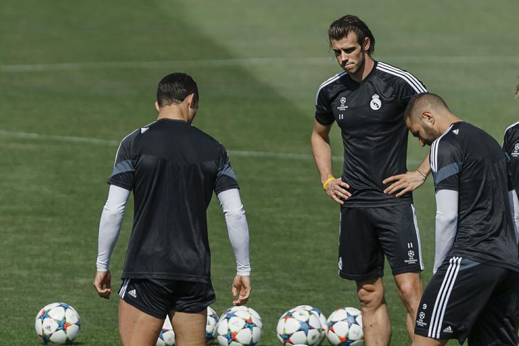 sammenhold. Gareth Bale (nummer to fra højre) har problemer med sit spanske trods to år i Real Madrid. Men det isolerer ham ikke i truppen, siger træner Carlo Ancelotti. 