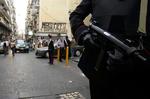 Napoli. Politi på gaden i Napoli, som er omdrejningspunkt for forfatteren med dæknavnet Elena Ferrantes trilogi om mafiaen (arkivfoto) 