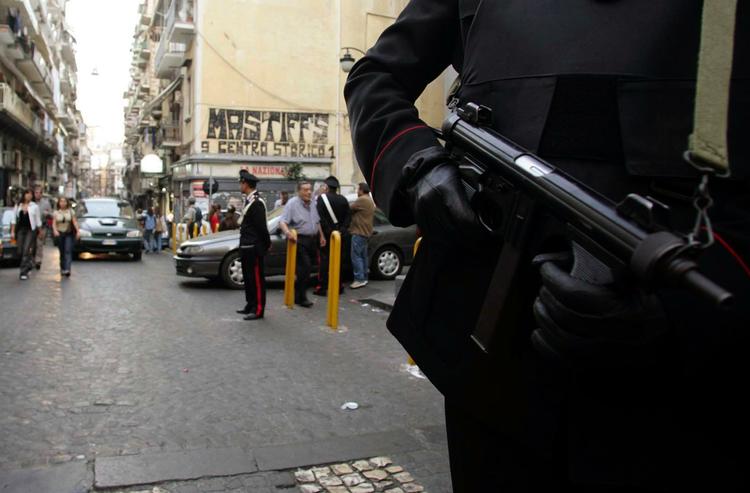 Napoli. Politi på gaden i Napoli, som er omdrejningspunkt for forfatteren med dæknavnet Elena Ferrantes trilogi om mafiaen (arkivfoto) 