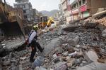 Kathmandu. Et nyt jordskælv ramte i dag Nepal og bragte flere ødelæggelser til landets hovedstad, der i forvejen lå i ruiner. 