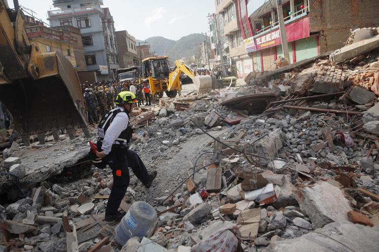 Kathmandu. Et nyt jordskælv ramte i dag Nepal og bragte flere ødelæggelser til landets hovedstad, der i forvejen lå i ruiner. 