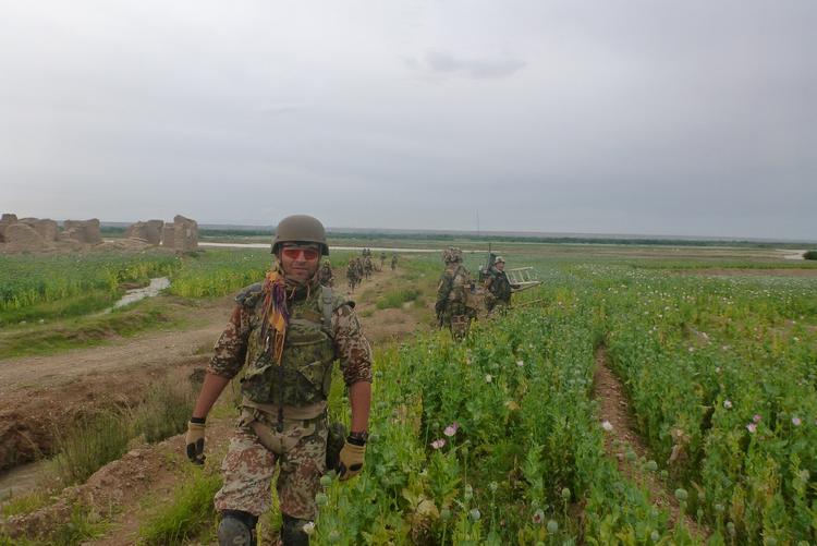Tolk. Aman i aktion med de danske styrker i Afghanistans Helmand-provins. 