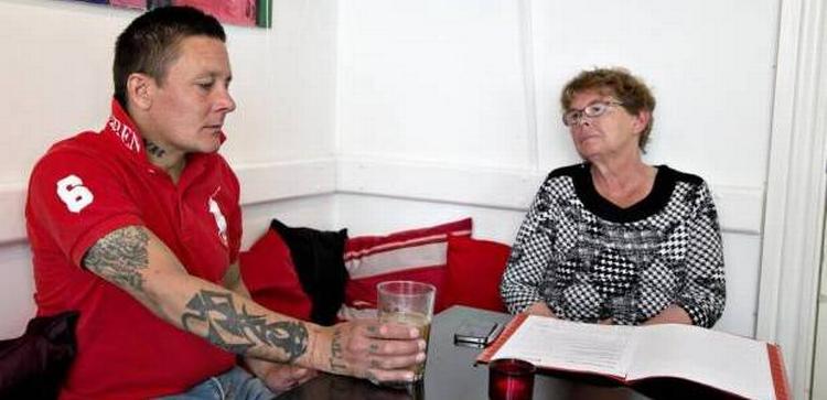 gældsrådgivning. Biltyverier har kostet Thomas Henriksen flere fængselsdomme. Nu er han løsladt og fast besluttet på at få styr på  tilværelsen. Men gælden er så stor, at han må få hjælp af gældsrådgivningen i Café Exit på Vesterbro i København, hvor Anne Jensen (th.) arbejder som gældskoordinator. 