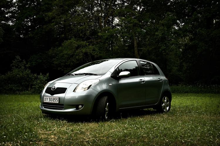 airbagtjek. Toyota Yaris er blandt bilmodellerne, der skal tjekket airbaggen i passagersiden. 