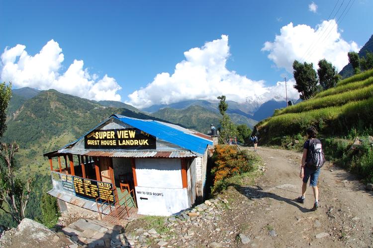 Efterskælv. På kort tid er det fattige Himalaya-land Nepal blevet ramt af hele to store jordskælv. Og det rammer turismen, der er en af landets absolut vigtigste indtægtskilder. 