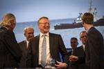 Fremgang. Koncernchef Nils Smedegaard Andersen (nr. to fra højre) kunne for halvanden måned siden glæde sig over et kanonresultat for 2014, der udløste en kontant belønning til aktionærerne i form af en udlodning på 43 milliarder kroner. Her er han flankeret af næsteformand Ane Mærsk Mc-Kinney Uggla og formand Michael Pram Rasmussen. I dagens kvartalsregnskab fortsætter fremgangen på bundlinjen. 