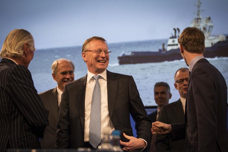Fremgang. Koncernchef Nils Smedegaard Andersen (nr. to fra højre) kunne for halvanden måned siden glæde sig over et kanonresultat for 2014, der udløste en kontant belønning til aktionærerne i form af en udlodning på 43 milliarder kroner. Her er han flankeret af næsteformand Ane Mærsk Mc-Kinney Uggla og formand Michael Pram Rasmussen. I dagens kvartalsregnskab fortsætter fremgangen på bundlinjen. 