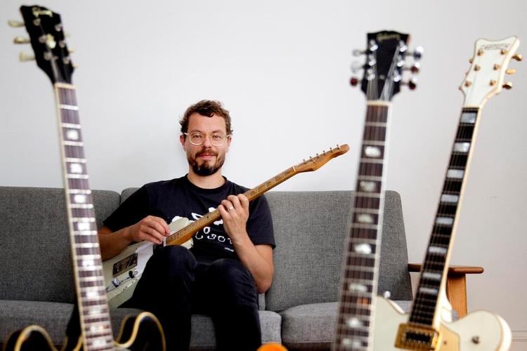 bro bro brille. Guitarist Jakob Bro inviterer til strengeleg i Koncertsalen i aften. Arkivfoto: Finn Frandsen 