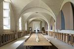 Hotelkloster. I 1101 blev klosterkomplekset på billedet her grundlagt af præsten Robert d'Arbrissel i Loire-dalen i Frankrig. I dag hører hotellet Fontevraud L’Hôtel til i de smukke totalt restaurerede bygninger. Og det er ikke et helt almindeligt hotel. Blandt andet er Richard 1. Løvehjerte, hans far og mor Henrik 2. og Eleonora af Aquitaine begravet her. Desuden blev stedet transformeret til et fængsel af Napoleon efter Den Franske Revolution. 