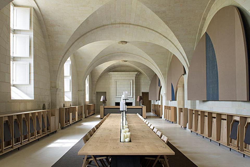 Hotelkloster. I 1101 blev klosterkomplekset på billedet her grundlagt af præsten Robert d'Arbrissel i Loire-dalen i Frankrig. I dag hører hotellet Fontevraud L’Hôtel til i de smukke totalt restaurerede bygninger. Og det er ikke et helt almindeligt hotel. Blandt andet er Richard 1. Løvehjerte, hans far og mor Henrik 2. og Eleonora af Aquitaine begravet her. Desuden blev stedet transformeret til et fængsel af Napoleon efter Den Franske Revolution. 