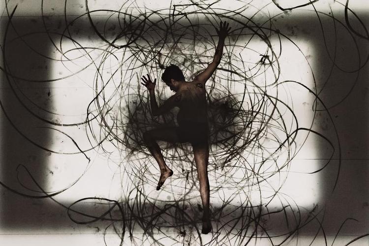 Mærket. Den ene af de to forestillinger, som Aakash Odedra gæster Aarhus med i næste uge, handler om tatoveringer. Den britiske danser har blandt andet ladet sig inspirere af sin egen bedstemor, der fik tatoveringer i den tro, at de kunne beskytte hende mod onde ånder. Pr-foto 