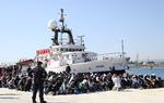 Druknetragedier. Migranter - ofte hundredvis ad gangen - læsset i synkefærdige både på Middelhavet er en milliardforretning for menneskesmuglere. I april omkom omkring 800 mennesker, da en båd kæntrede på vej til Italien fra Libyen. 
