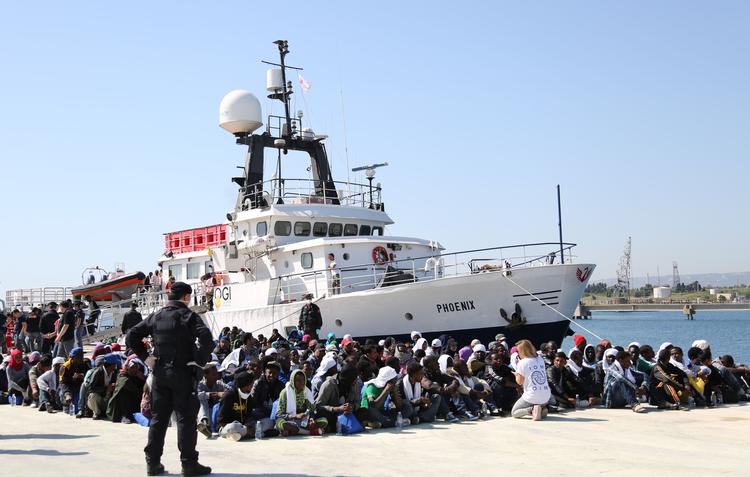 Druknetragedier. Migranter - ofte hundredvis ad gangen - læsset i synkefærdige både på Middelhavet er en milliardforretning for menneskesmuglere. I april omkom omkring 800 mennesker, da en båd kæntrede på vej til Italien fra Libyen. 