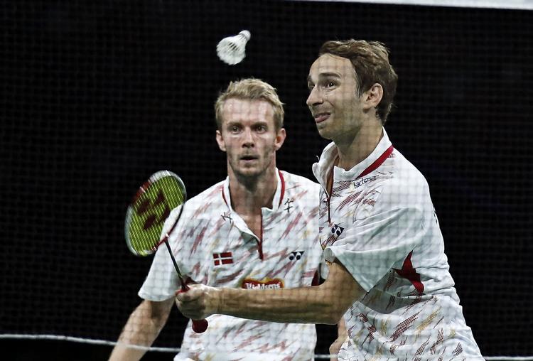 småkage. Det danske toppar, Mathias Boe og Carsten Mogensen, har også haft den 'forkerte' småkagesponsor på tøjet. Men nu er konflikten løst. 